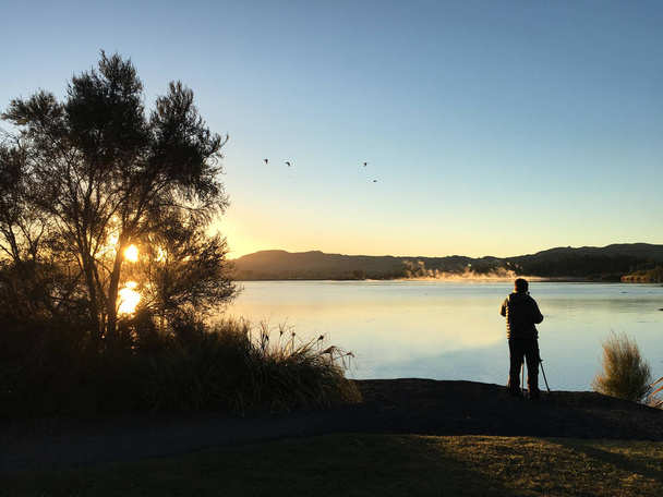 Přírody a krajiny fotograf fotografování v sunrise Lake Rotorua ve středu Severního ostrova Nového Zélandu. - Fotografie, Obrázek