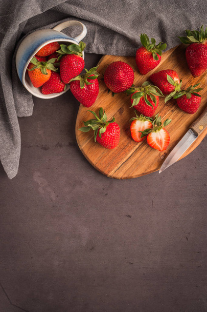 Red berry strawberry in ceramic mugs - Fotografie, Obrázek