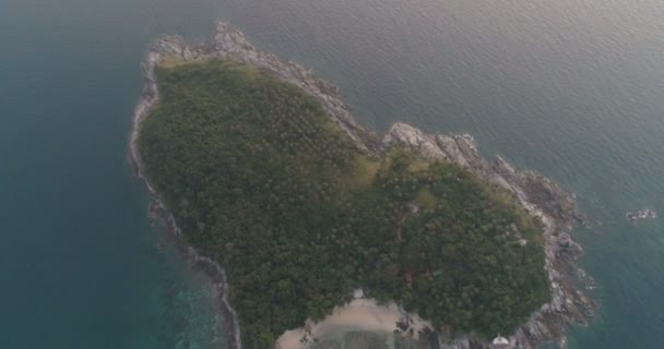Повітряне відео малого острова у формі серця під час заходу сонця
 - Кадри, відео