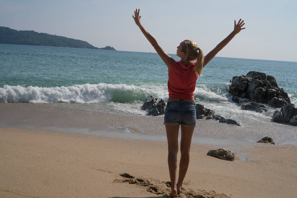 Женщины-туристы наслаждаются летом на красивом тропическом острове
  - Фото, изображение