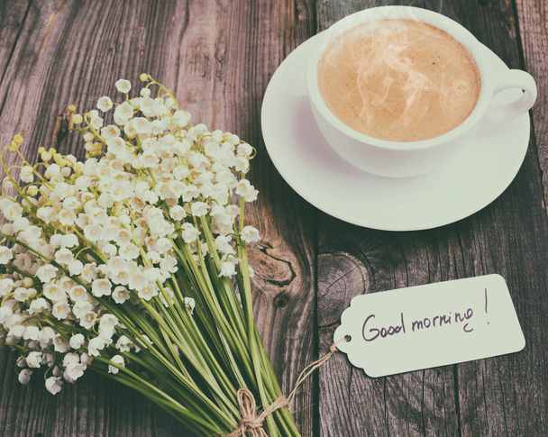 чашка горячего черного кофе и букет свежих лилий валя
 - Фото, изображение
