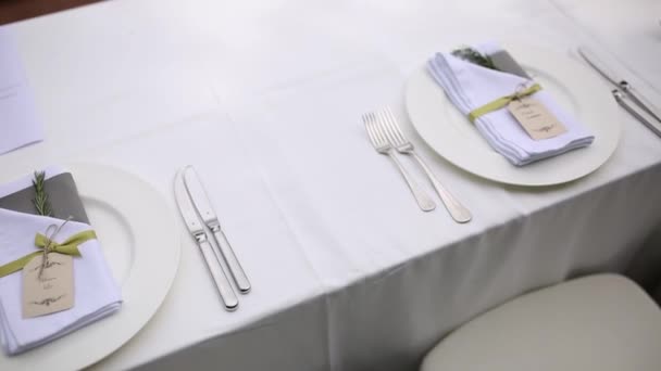 Assiettes au banquet de mariage. Mise en table. Décoration de mariage
 - Séquence, vidéo