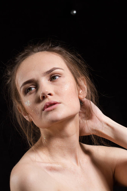 Portrait d'une jeune fille émotionnelle avec des étincelles sur son visage
 - Photo, image