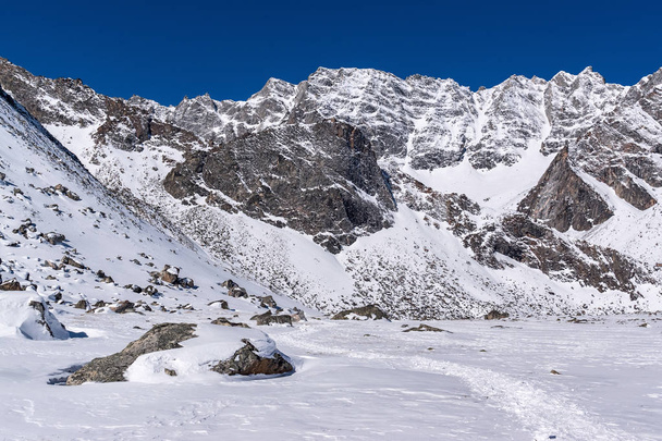 The path to the top of the Munku-Sardyk mountain - Foto, afbeelding