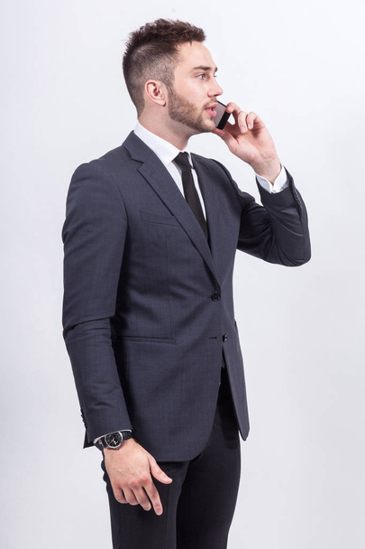 jonge zakenman praten aan de telefoon - Foto, afbeelding