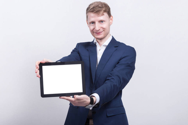 Fiatal üzletember kezében tabletta - Fotó, kép