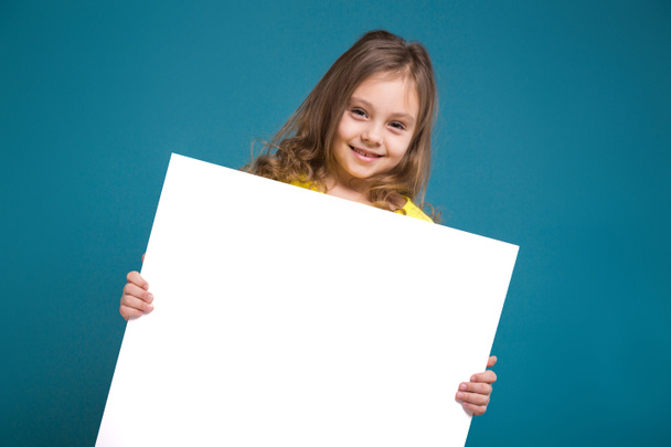Χαριτωμένο μελαχρινή κοπέλα με άδειο αφίσα - Φωτογραφία, εικόνα