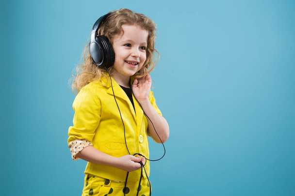 Cute girl in black headphones - Foto, Imagen