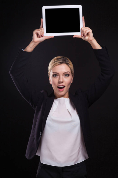 Joven empresaria sosteniendo tableta
  - Foto, imagen