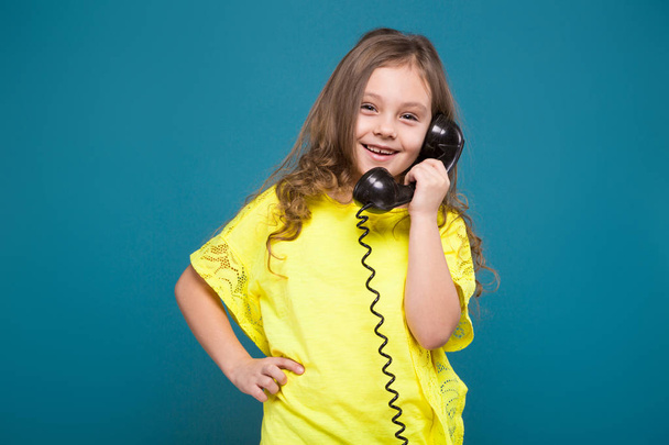 Χαριτωμένο μελαχρινή κοπέλα με ακουστικό τηλεφώνου - Φωτογραφία, εικόνα