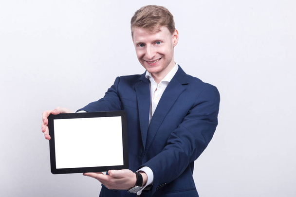Jeune homme d'affaires avec tablette dans les mains
 - Photo, image