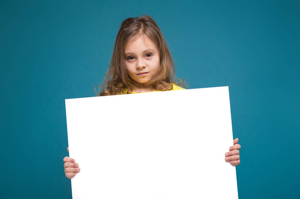 Cute brunette girl with empty poster - Foto, Bild