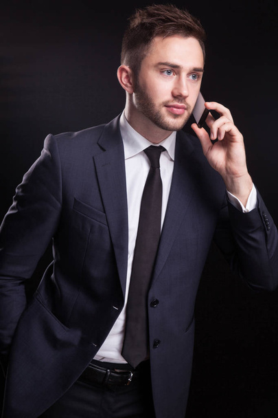 Young businessman talking on the phone - Foto, afbeelding