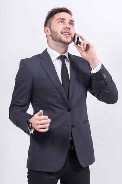 Молодий бізнесмен розмовляє по телефону
 - Фото, зображення