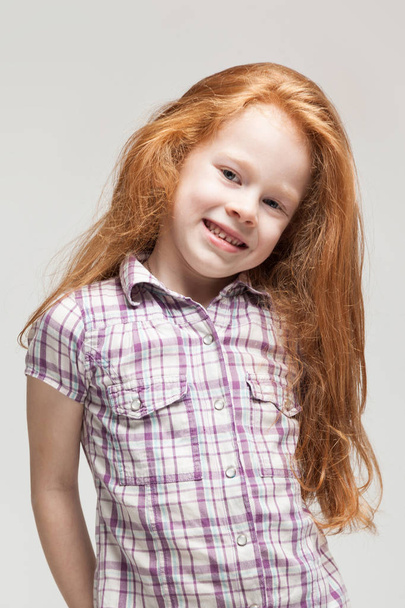 かわいい赤毛の女の子 - 写真・画像