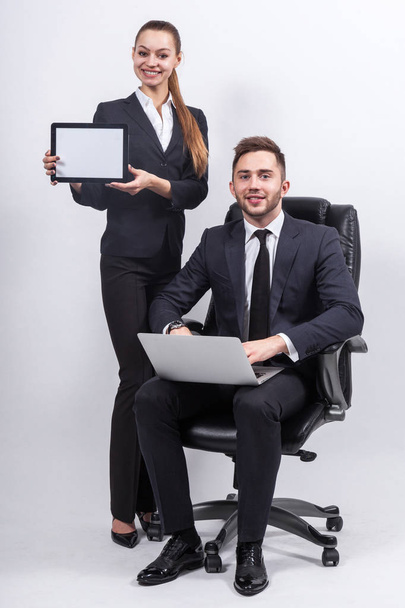 Fiatal üzletemberek laptop és tabletta - Fotó, kép