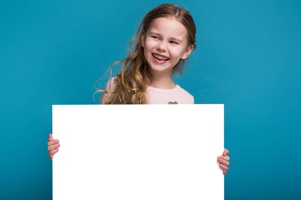Schattige brunette meisje met lege poster - Foto, afbeelding