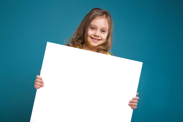 Nettes brünettes Mädchen mit leerem Poster - Foto, Bild