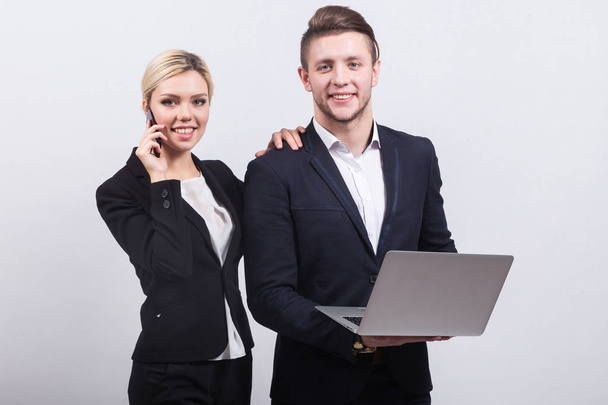 iş erkek ve kadın ile laptop - Fotoğraf, Görsel