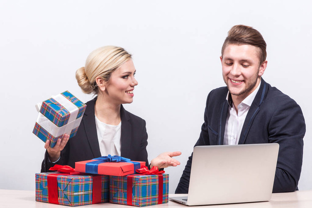 Jovens empresários com laptop e presentes
 - Foto, Imagem