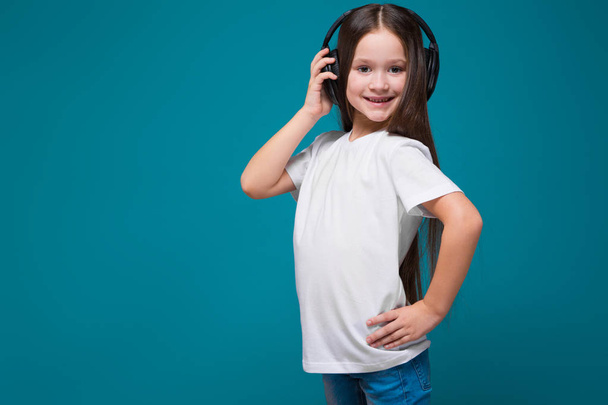 Cute brunette girl in headphones - Foto, immagini