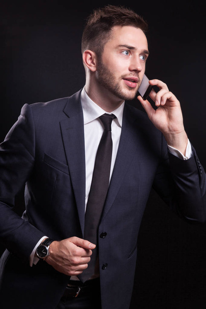 jeune homme d'affaires parlant au téléphone - Photo, image