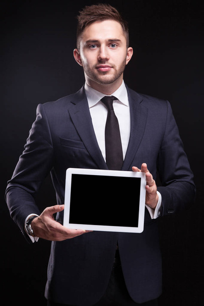 Giovane uomo d'affari con tablet in mano
 - Foto, immagini