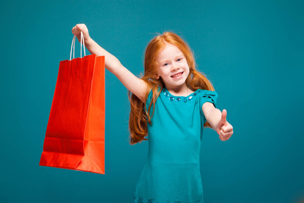 Roztomilá zrzka dívka s nákupní taškou - Fotografie, Obrázek