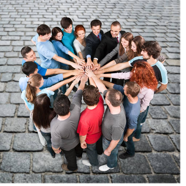 Groupe de collègues souriants mettre la main ensemble, concept de travail d'équipe
 - Photo, image