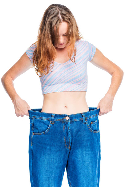 Portret kobiety w stare dżinsy big po utracie wagi na wh. - Zdjęcie, obraz