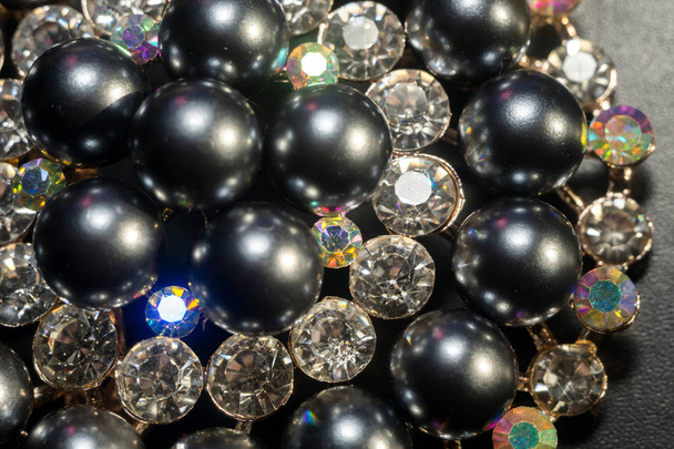 Black Pearl Round Brooch - Photo, Image