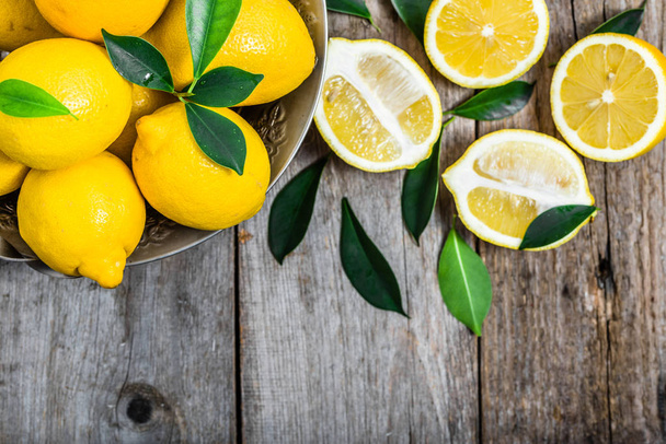 Fresh lemons on market table, top view - Foto, Bild