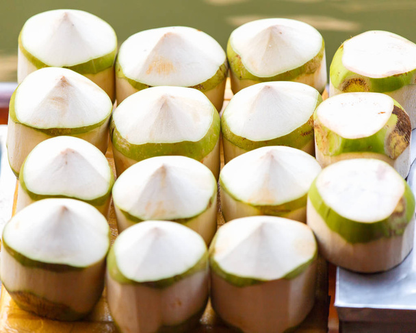 Świeżych kokosów w Damnoen Saduak pływających rynku w Ratchaburi w pobliżu Bangkok, Tajlandia - Zdjęcie, obraz