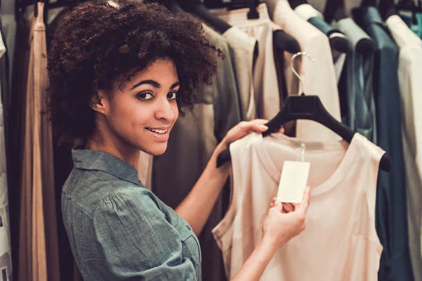 Afro American girl doing shopping - 写真・画像