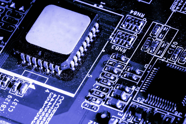 Primer plano de los circuitos electrónicos en tecnología en el fondo de la placa principal (placa principal, placa base de la CPU, placa lógica, placa del sistema o mobo
) - Foto, Imagen