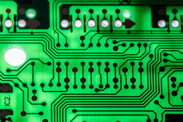 Primer plano de los circuitos electrónicos en tecnología en el fondo de la placa principal (placa principal, placa base de la CPU, placa lógica, placa del sistema o mobo
) - Foto, imagen