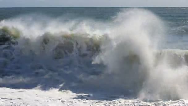 Τρικυμία, τεράστια κύματα του αφρού είναι σπασμένα ενάντια πέτρινο παραλία - Πλάνα, βίντεο