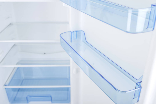 Белый холодильник на белом фоне
 - Фото, изображение
