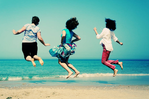 femmes matures s'amusant sur le bord de mer
 - Photo, image