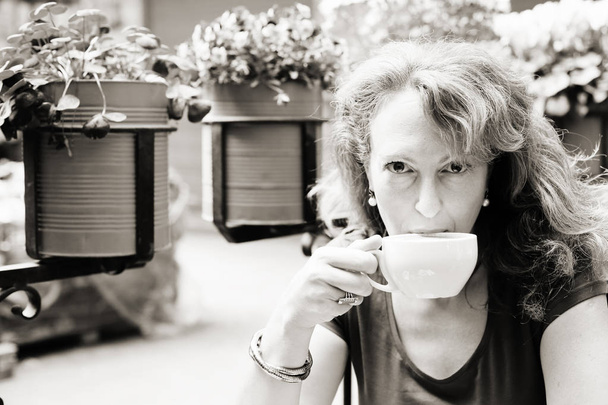 mujer madura sentada en la cafetería al aire libre
 - Foto, imagen