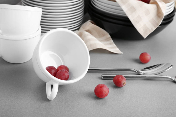 Set of tableware with grapes   - Foto, Imagen