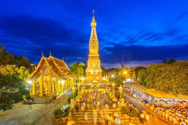 Тайські люди, що йдуть з запалені свічки в руки навколо храму свічки світло сліди пагода на Phra що Phanom храм на день Вішакха Буча, Nakhon Phanom — провінція Таїланду - Фото, зображення