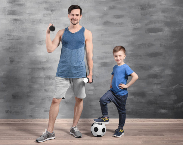 Padre e hijo con balón de fútbol
   - Foto, imagen