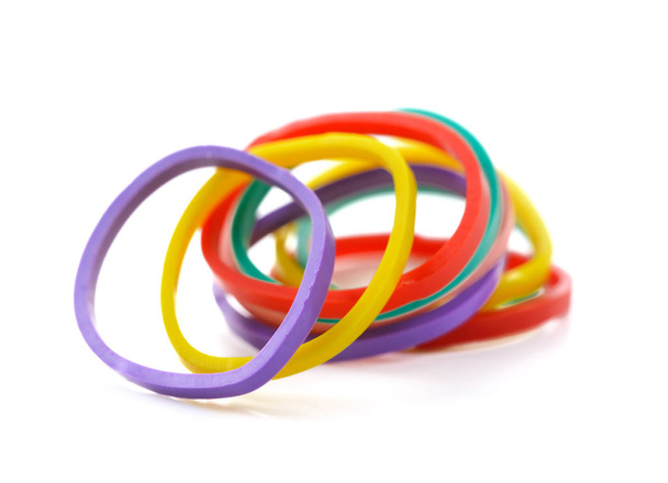 Pohled shora na barevné gumičky izolované na bílém, elastické zákaz - Fotografie, Obrázek