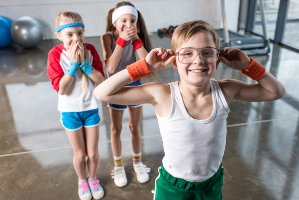 kinderen gek rond op de fitness-studio - Foto, afbeelding