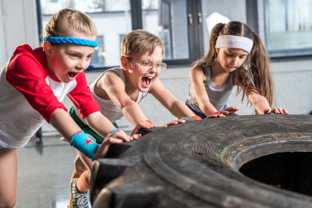entraînement des enfants avec pneu à la salle de fitness
 - Photo, image