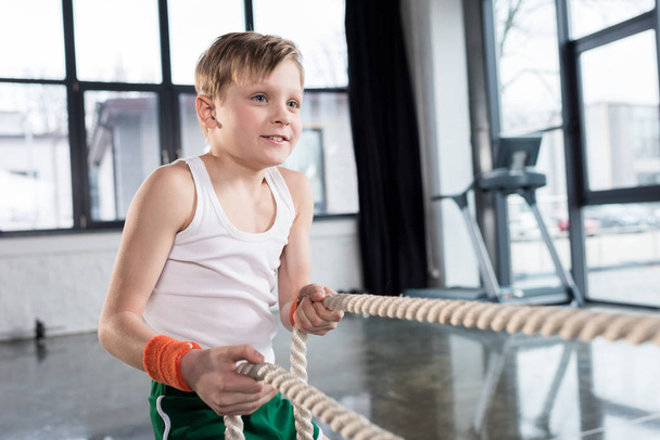 хлопчик тренується з мотузками
 - Фото, зображення