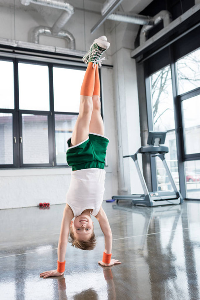 Junge trainiert im Fitnessstudio - Foto, Bild