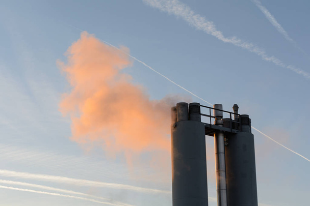 Gases de escape de la chimenea industrial
 - Foto, Imagen