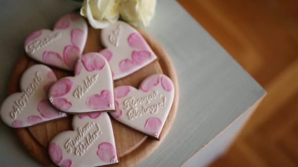 Kekse in Herzform. Hochzeitsinschriften. rosa Keks - Filmmaterial, Video